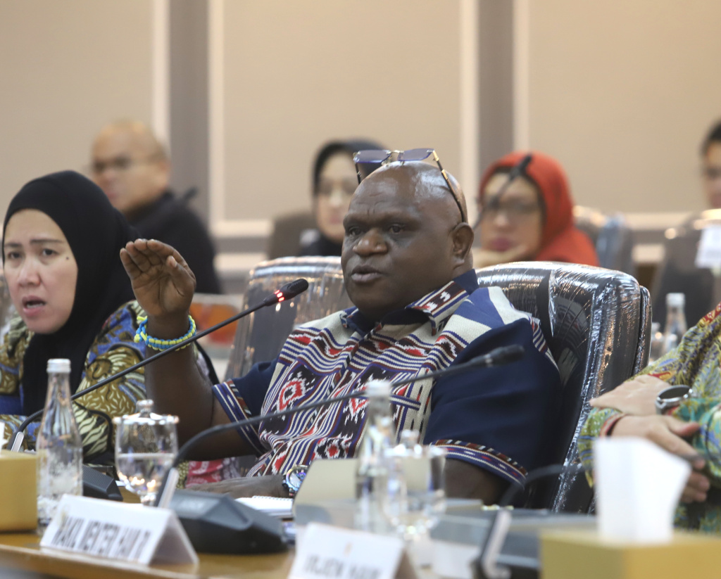 Komisi XIII DPR menggelar raker dengan Menteri HAM Natalius Pigai membahas anggaran tahun 2027 (Ashar/SinPo.id)
