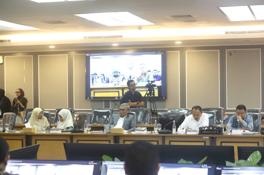 Komisi XIII DPR menggelar raker dengan Menteri HAM Natalius Pigai membahas anggaran tahun 2027 (Ashar/SinPo.id)