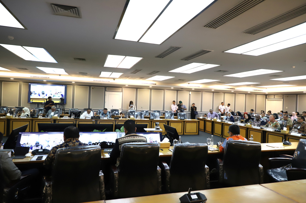 Komisi XIII DPR menggelar raker dengan Menteri HAM Natalius Pigai membahas anggaran tahun 2027 (Ashar/SinPo.id)