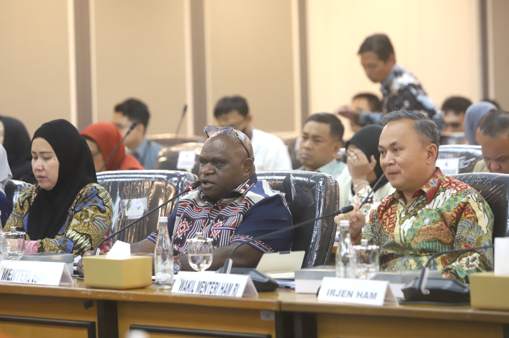 Komisi XIII DPR menggelar raker dengan Menteri HAM Natalius Pigai membahas anggaran tahun 2027 (Ashar/SinPo.id)
