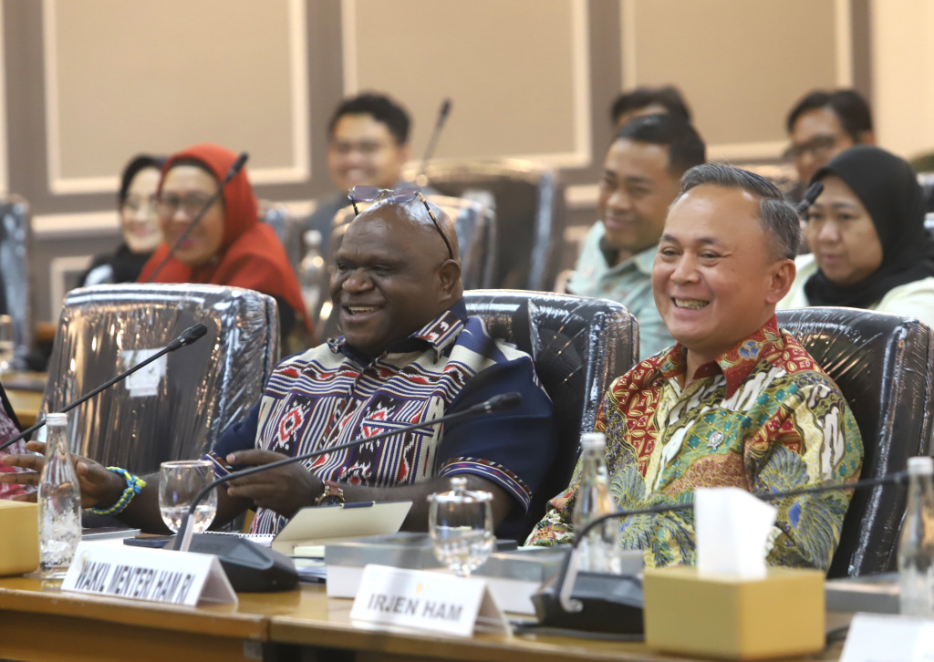Komisi XIII DPR menggelar raker dengan Menteri HAM Natalius Pigai membahas anggaran tahun 2027 (Ashar/SinPo.id)
