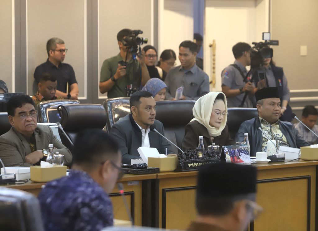Komisi XIII DPR menggelar raker dengan Mensesneg Prasetyo Hadi membahas program kerja dan anggaran tahun 2026 (Ashar/SinPo.id)