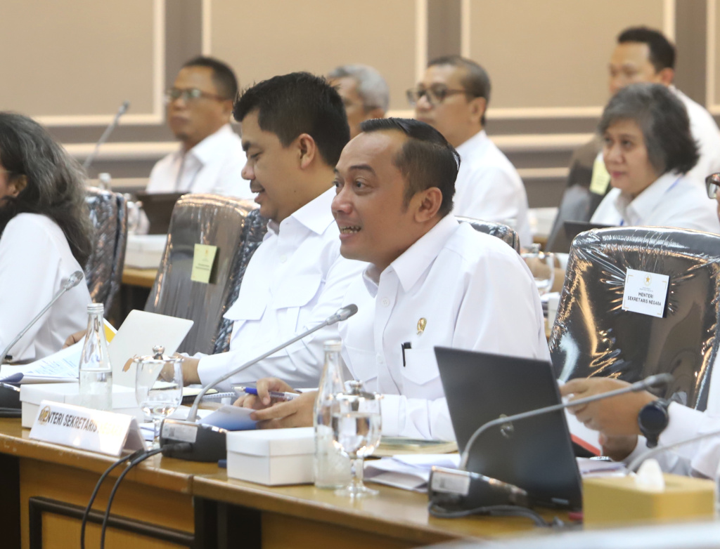 Komisi XIII DPR menggelar raker dengan Mensesneg Prasetyo Hadi membahas program kerja dan anggaran tahun 2026 (Ashar/SinPo.id)