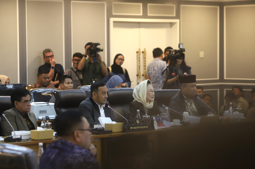 Komisi XIII DPR menggelar raker dengan Mensesneg Prasetyo Hadi membahas program kerja dan anggaran tahun 2026 (Ashar/SinPo.id)