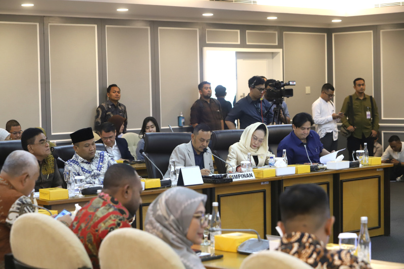 Komisi XIII DPR menggelar raker dengan Menteri HAM Natalius Pigai membahas program kerja (Ashar/SinPo.id)