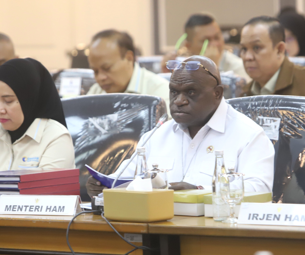 Komisi XIII DPR gelar raker dengan Menteri HAM Natalius Pigai bahas rencana kerja dan anggaran 2026 (Ashar/SinPo.id)
