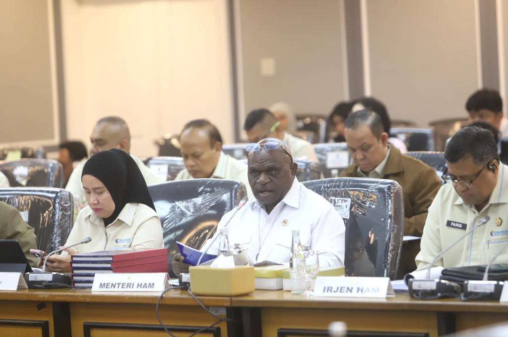 Komisi XIII DPR gelar raker dengan Menteri HAM Natalius Pigai bahas rencana kerja dan anggaran 2026 (Ashar/SinPo.id)