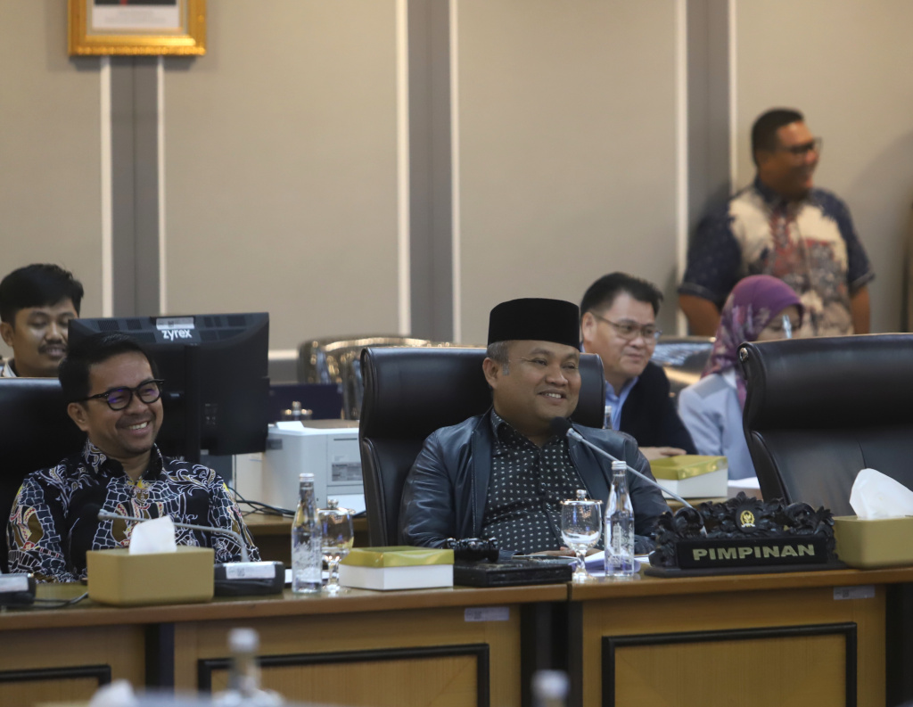 Komisi XIII DPR gelar raker dengan Menteri HAM Natalius Pigai bahas rencana kerja dan anggaran 2026 (Ashar/SinPo.id)