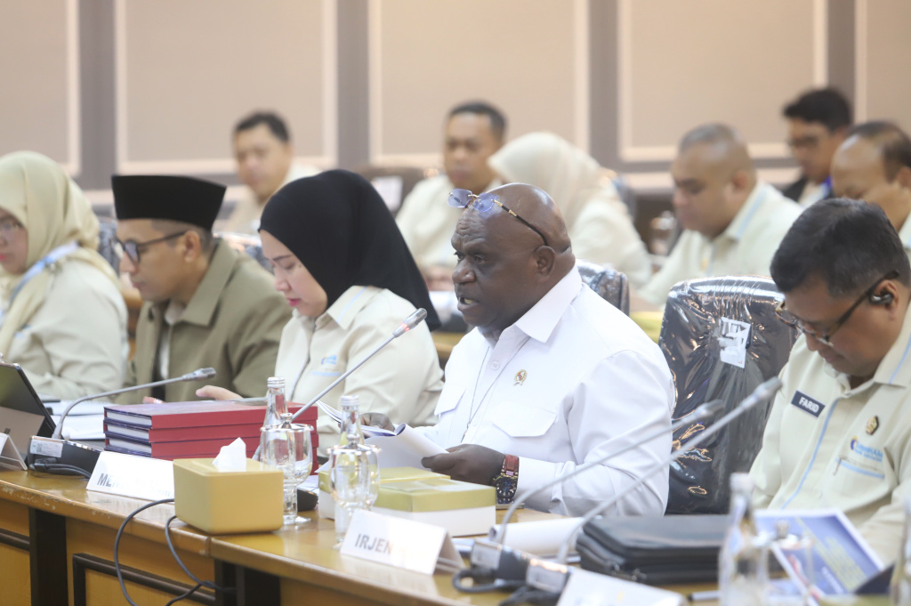 Komisi XIII DPR gelar raker dengan Menteri HAM Natalius Pigai bahas rencana kerja dan anggaran 2026 (Ashar/SinPo.id)