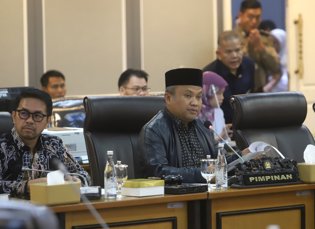 Komisi XIII DPR gelar raker dengan Menteri HAM Natalius Pigai bahas rencana kerja dan anggaran 2026 (Ashar/SinPo.id)