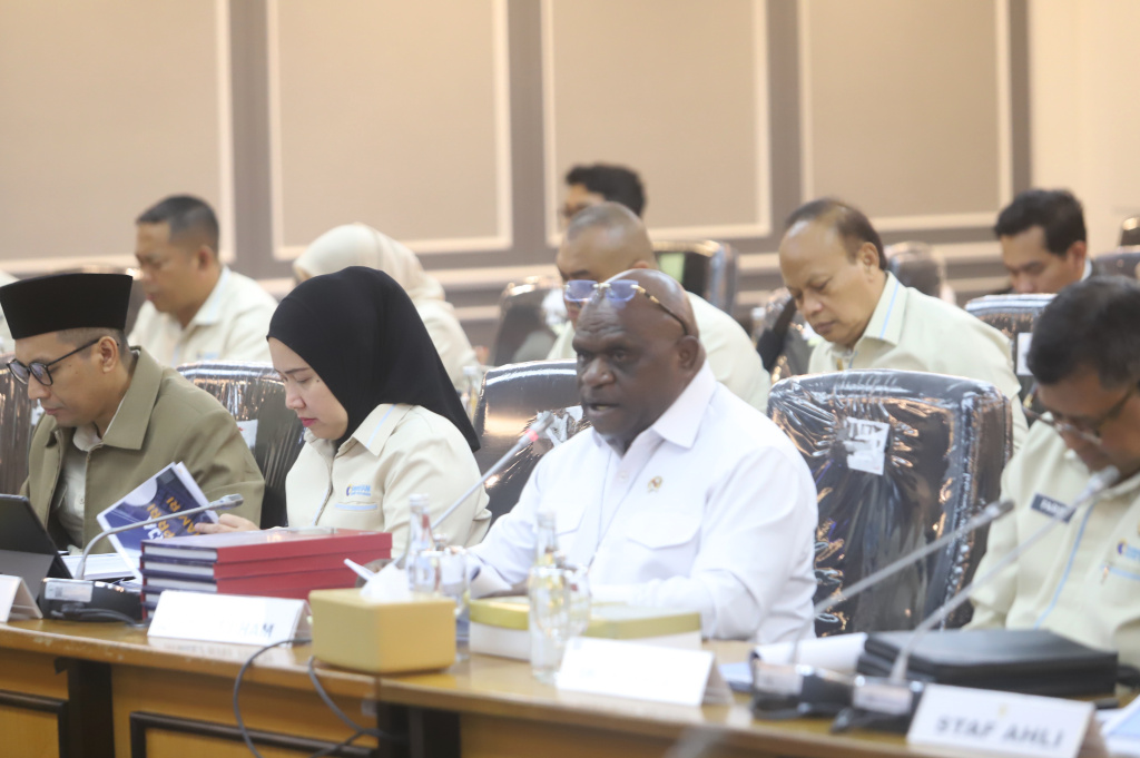 Komisi XIII DPR gelar raker dengan Menteri HAM Natalius Pigai bahas rencana kerja dan anggaran 2026 (Ashar/SinPo.id)