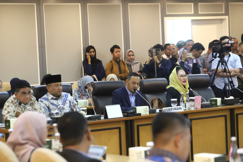 Komisi XIII DPR menggelar raker dengan Menteri Hukum Supratman Andi Agtas membahas program kerja Kementrian Hukum (Ashar/SinPo.id)