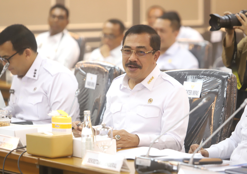 Komisi XII DPR menggelar raker dengan Menteri Imipas Agus Andrianto membahas KUHP dan KUHAP baru (Ashar/SinPo.id)