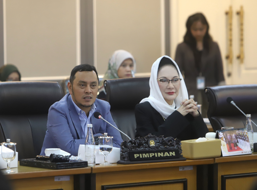 Komisi XII DPR menggelar raker dengan Menteri Imipas Agus Andrianto membahas KUHP dan KUHAP baru (Ashar/SinPo.id)