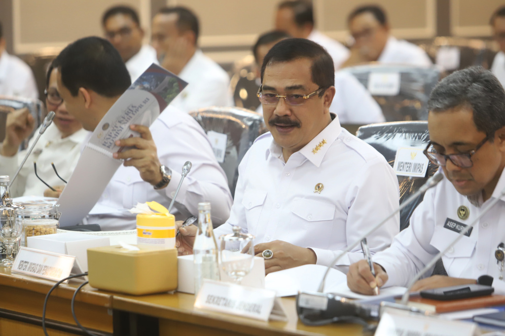 Komisi XII DPR menggelar raker dengan Menteri Imipas Agus Andrianto membahas KUHP dan KUHAP baru (Ashar/SinPo.id)