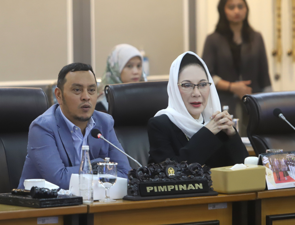 Komisi XII DPR menggelar raker dengan Menteri Imipas Agus Andrianto membahas KUHP dan KUHAP baru (Ashar/SinPo.id)