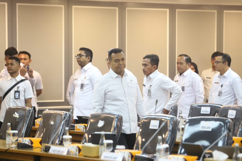 Komisi XIII DPR menggelar raker dengan Wamen Imipas Silmy Karim membahas laporan keuangan APBN TA 2024 (Ashar/SinPo.id)