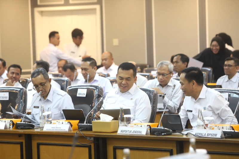 Komisi XIII DPR menggelar raker dengan Wamen Imipas Silmy Karim membahas laporan keuangan APBN TA 2024 (Ashar/SinPo.id)