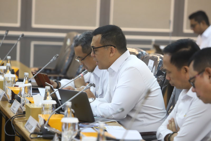 Komisi XIII DPR menggelar raker dengan Wamen Imipas Silmy Karim membahas laporan keuangan APBN TA 2024 (Ashar/SinPo.id)