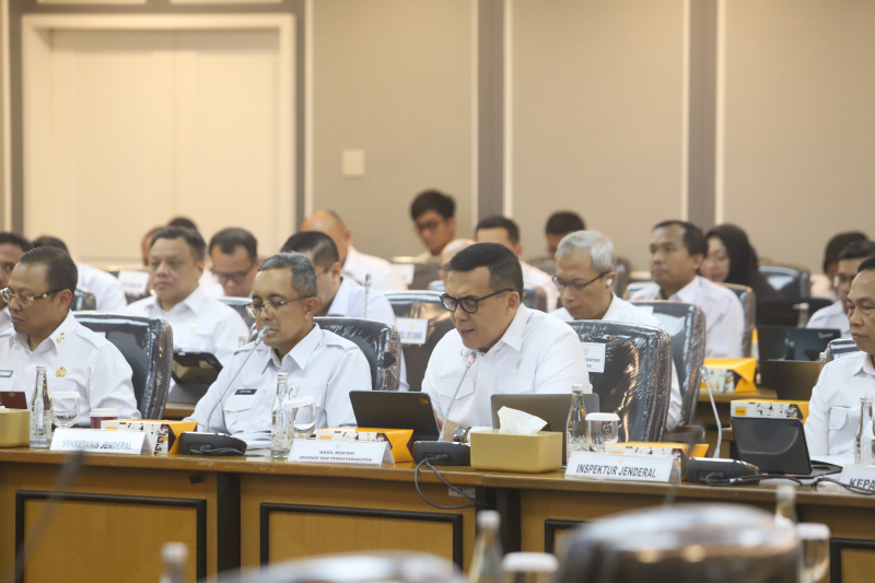 Komisi XIII DPR menggelar raker dengan Wamen Imipas Silmy Karim membahas laporan keuangan APBN TA 2024 (Ashar/SinPo.id)