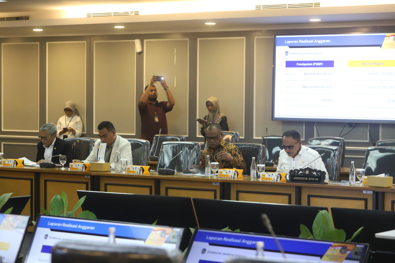 Komisi XIII DPR menggelar raker dengan Wamen Imipas Silmy Karim membahas laporan keuangan APBN TA 2024 (Ashar/SinPo.id)