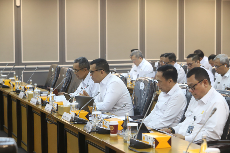Komisi XIII DPR menggelar raker dengan Wamen Imipas Silmy Karim membahas laporan keuangan APBN TA 2024 (Ashar/SinPo.id)