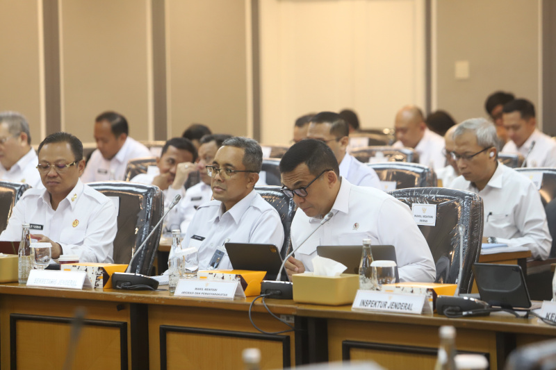 Komisi XIII DPR menggelar raker dengan Wamen Imipas Silmy Karim membahas laporan keuangan APBN TA 2024 (Ashar/SinPo.id)