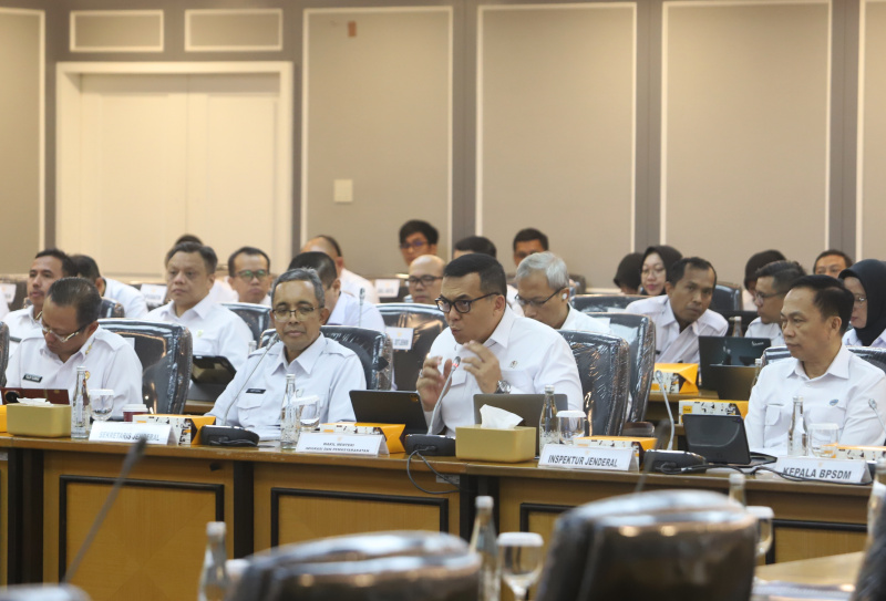 Komisi XIII DPR menggelar raker dengan Wamen Imipas Silmy Karim membahas laporan keuangan APBN TA 2024 (Ashar/SinPo.id)