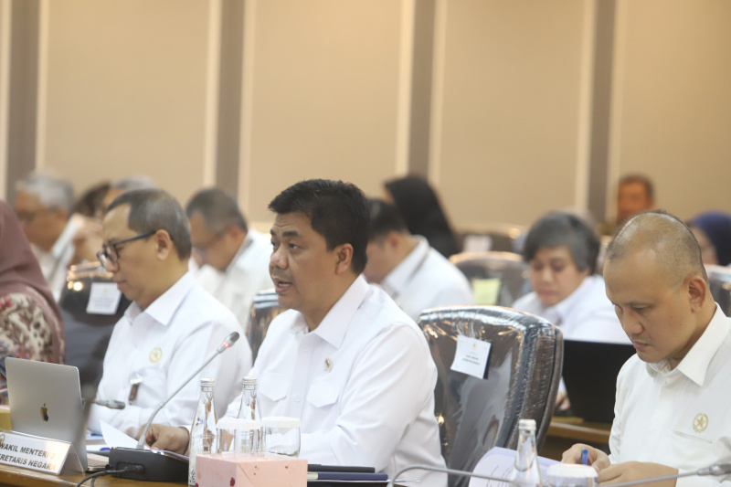 Komisi XIII DPR gelar raker dengan Wamensesneg Juri Ardiantoro membahas laporan keuangan APBN TA 2024 Kemensesneg (Ashar/SinPo.id)