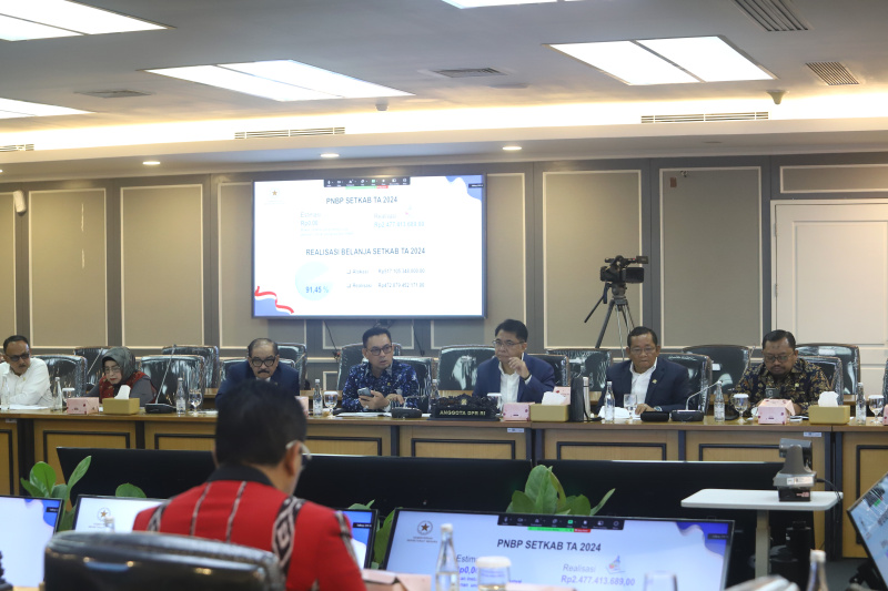 Komisi XIII DPR gelar raker dengan Wamensesneg Juri Ardiantoro membahas laporan keuangan APBN TA 2024 Kemensesneg (Ashar/SinPo.id)