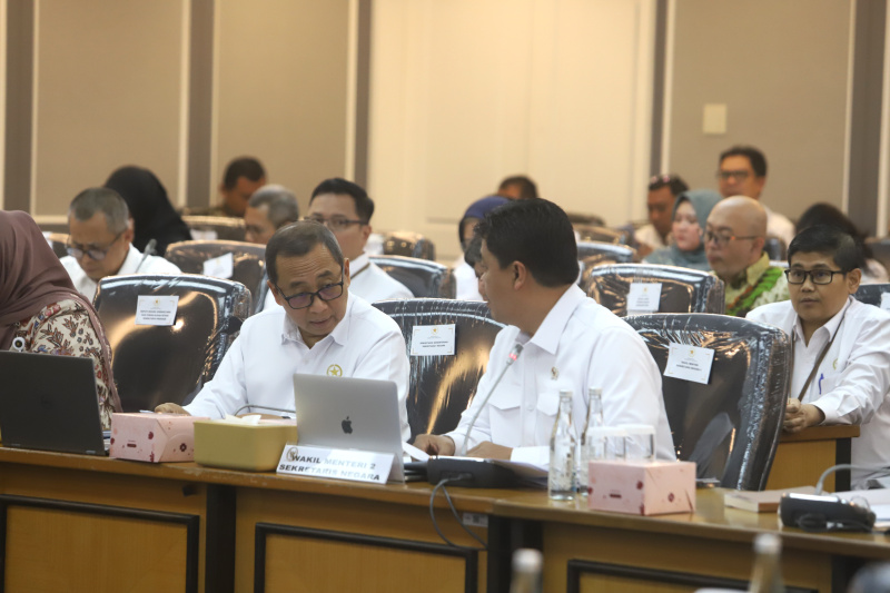 Komisi XIII DPR gelar raker dengan Wamensesneg Juri Ardiantoro membahas laporan keuangan APBN TA 2024 Kemensesneg (Ashar/SinPo.id)