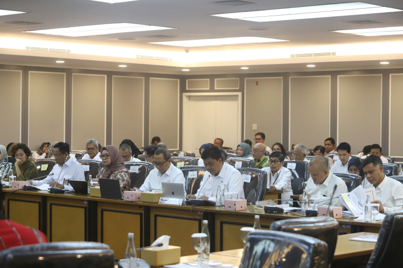 Komisi XIII DPR gelar raker dengan Wamensesneg Juri Ardiantoro membahas laporan keuangan APBN TA 2024 Kemensesneg (Ashar/SinPo.id)