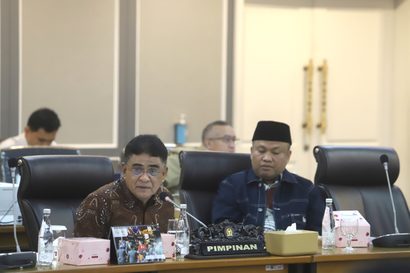 Komisi XIII DPR gelar raker dengan Wamensesneg Juri Ardiantoro membahas laporan keuangan APBN TA 2024 Kemensesneg (Ashar/SinPo.id)