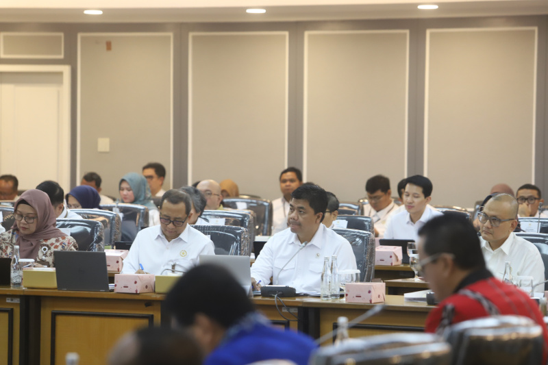 Komisi XIII DPR gelar raker dengan Wamensesneg Juri Ardiantoro membahas laporan keuangan APBN TA 2024 Kemensesneg (Ashar/SinPo.id)