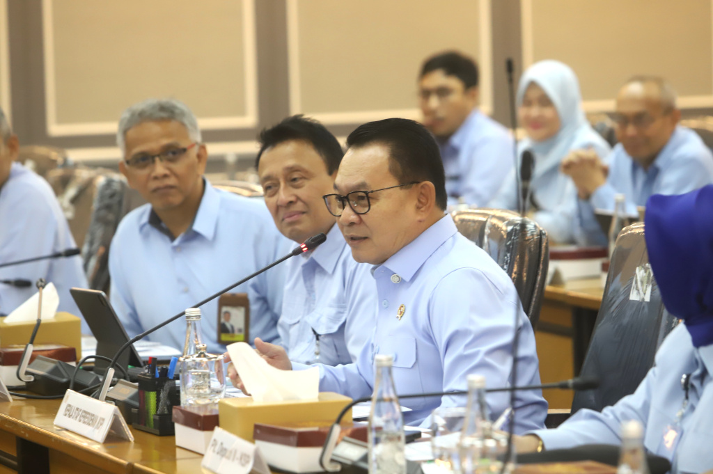 Komisi XIII DPR menggelar RDP dengan Kepala Staf Presiden (KSP) Dudung Abdurachman membahas penguatan kinerja KSP mendukung dan mengawal Program Prioritas Presiden (Ashar/SinPo.id)