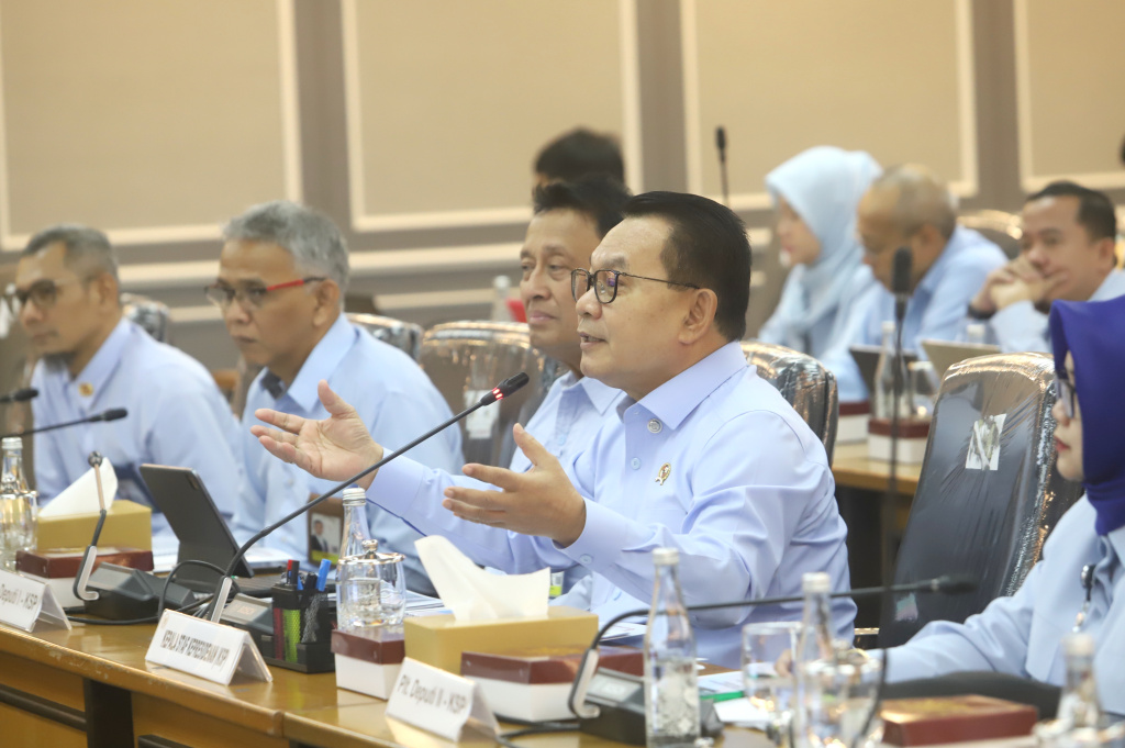 Komisi XIII DPR menggelar RDP dengan Kepala Staf Presiden (KSP) Dudung Abdurachman membahas penguatan kinerja KSP mendukung dan mengawal Program Prioritas Presiden (Ashar/SinPo.id)