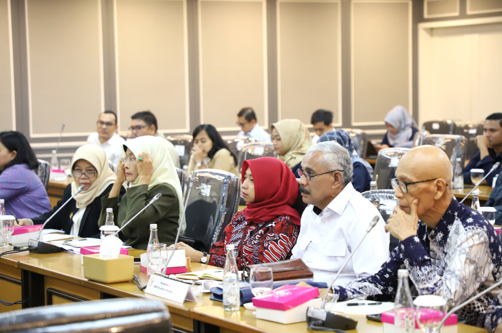 Komisi XIII DPR menggelar RDPU membahas kasus diplomat Kemenlu Arya Daru agar dibuka kembali kasusnya (Ashar/SinPo.id)