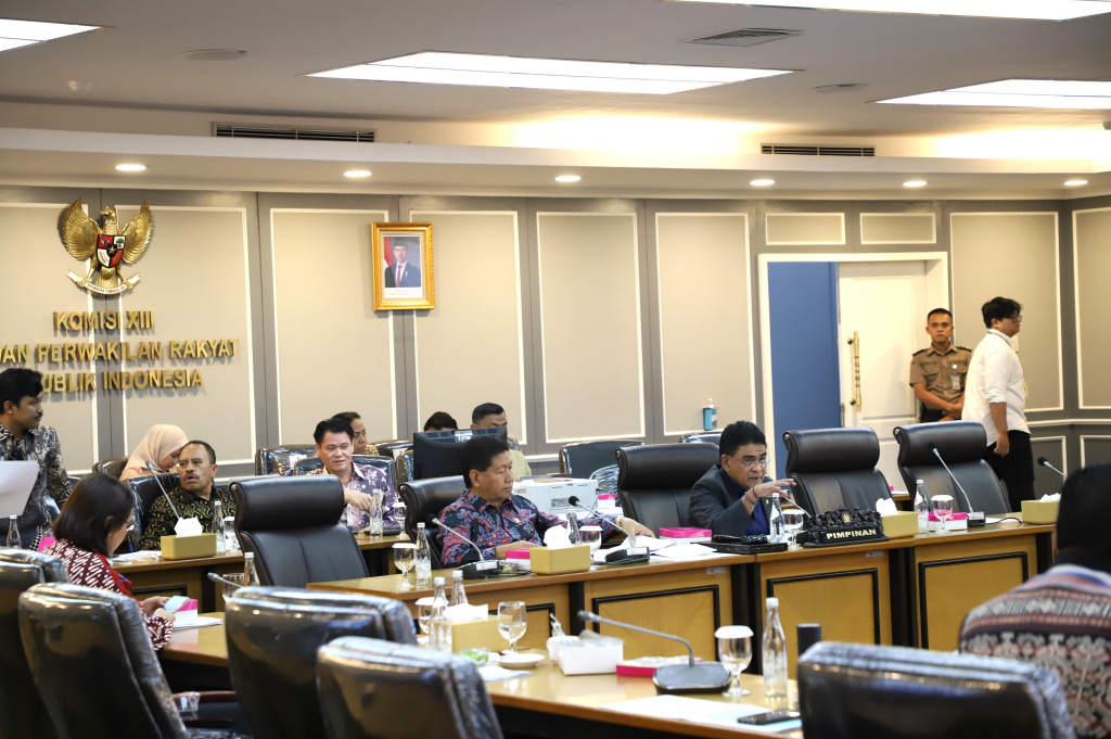 Komisi XIII DPR menggelar RDPU membahas kasus diplomat Kemenlu Arya Daru agar dibuka kembali kasusnya (Ashar/SinPo.id)