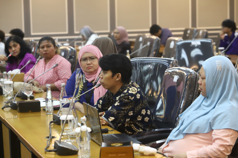 Komisi XIII DPR RDPU menerima audiensi Perhimpunan Jiwa Sehat Indonesia membahas pelanggaran HAM korban penyiksaan di panti-panti sosial (Ashar/SinPo.id)