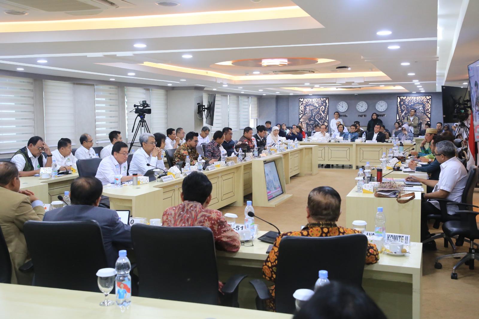 Komite II DPD menggelar raker dengan Menteri Kehutanan Raja Juli Antoni membahas pemulihan ekosistem konservasi hutan (Ashar/SinPo.id)