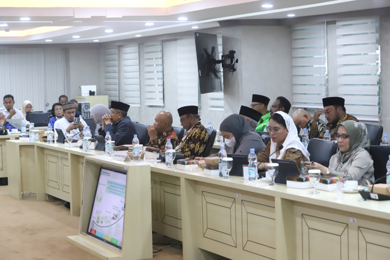 Komite III DPD gelar raker dengan Persatuan Ahli Gizi Indonesia mencicipi program makanan bergizi gratis (Ashar/SinPo.id)