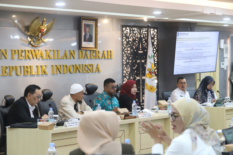 Komite III DPD gelar raker dengan Persatuan Ahli Gizi Indonesia mencicipi program makanan bergizi gratis (Ashar/SinPo.id)