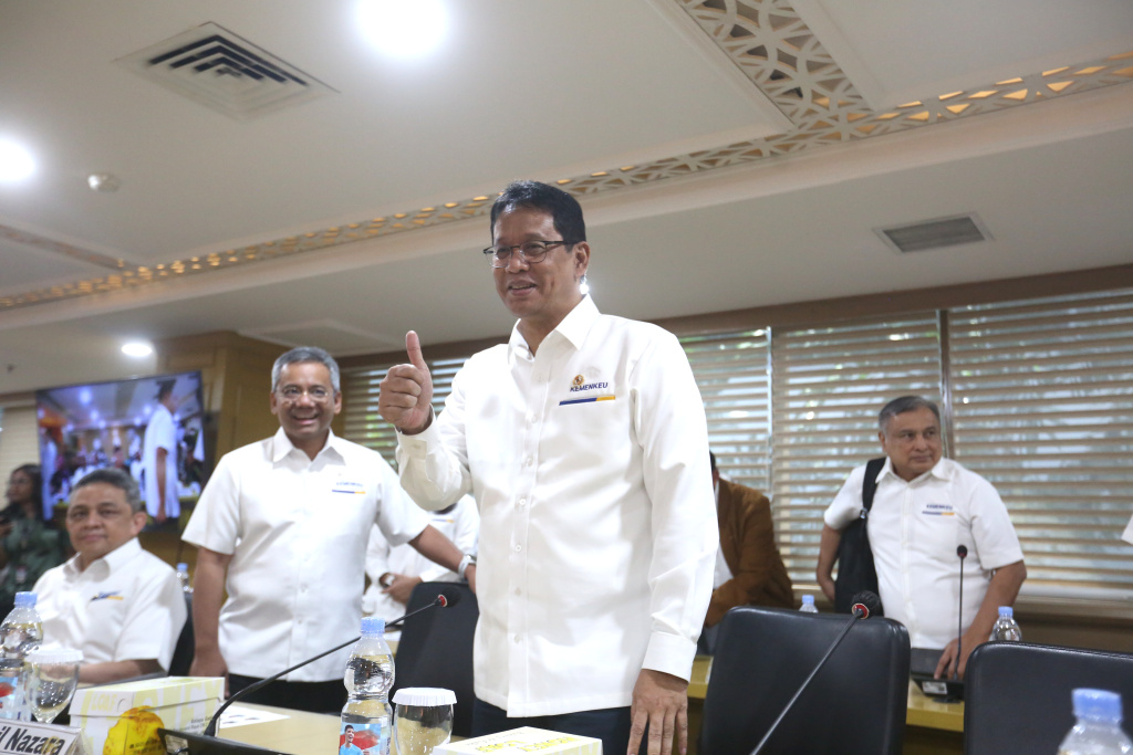 Menteri Keuangan Purbaya Yudhi Sadewa mengikuti rapat kerja dengan Komite IV DPD RI membahas UU HKPD (Ashar/SinPo.id)