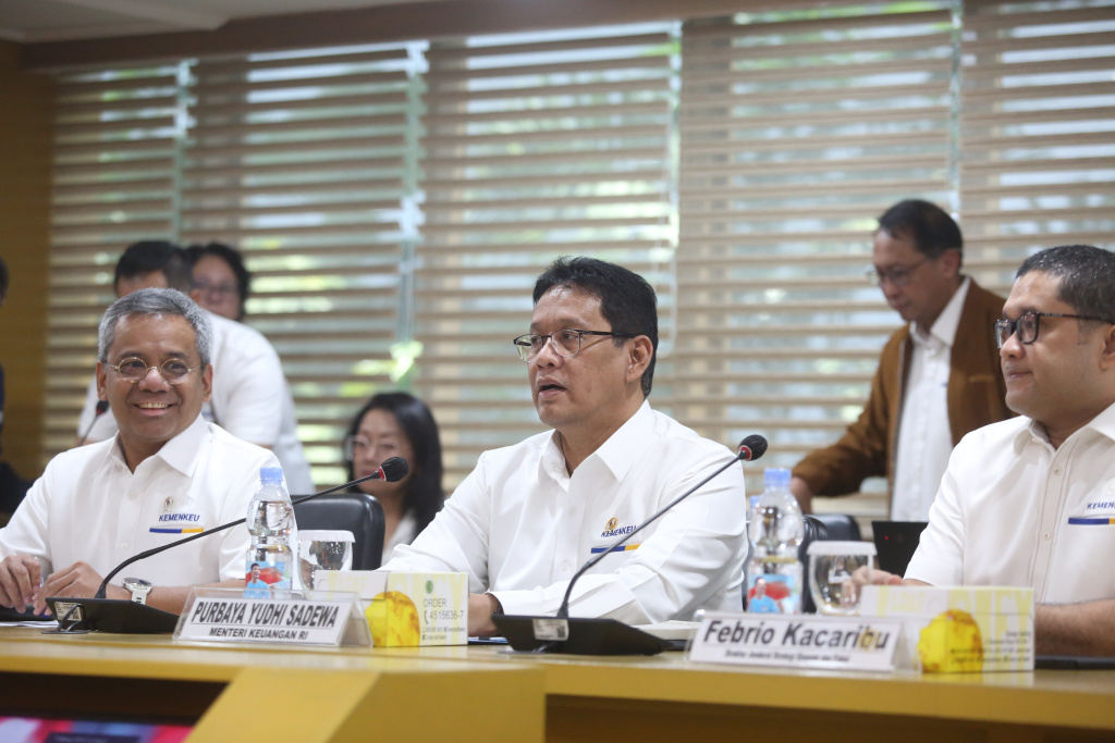 Menteri Keuangan Purbaya Yudhi Sadewa mengikuti rapat kerja dengan Komite IV DPD RI membahas UU HKPD (Ashar/SinPo.id)