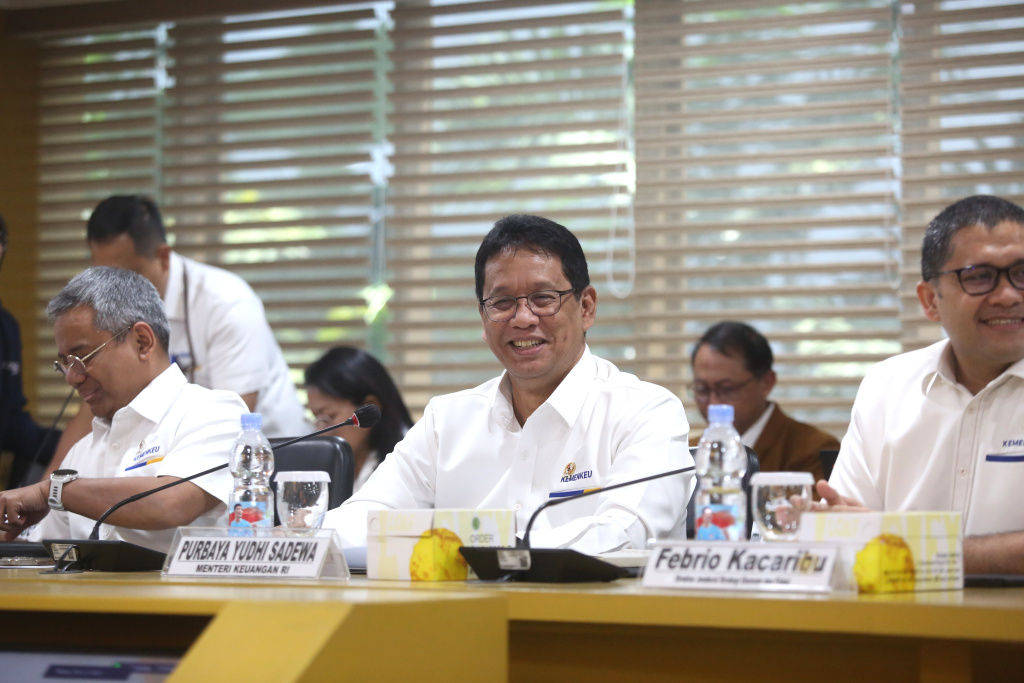 Menteri Keuangan Purbaya Yudhi Sadewa mengikuti rapat kerja dengan Komite IV DPD RI membahas UU HKPD (Ashar/SinPo.id)