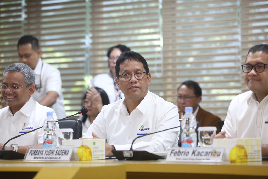 Menteri Keuangan Purbaya Yudhi Sadewa mengikuti rapat kerja dengan Komite IV DPD RI membahas UU HKPD (Ashar/SinPo.id)