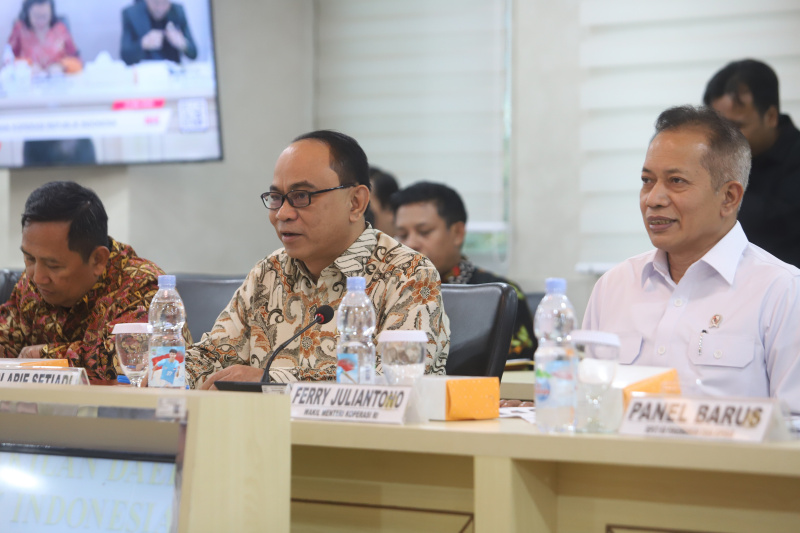 Komite IV DPD gelar raker dengan Menteri Koperasi Budi Arie membahas Koperasi Merah Putih (Ashar/SinPo.id)