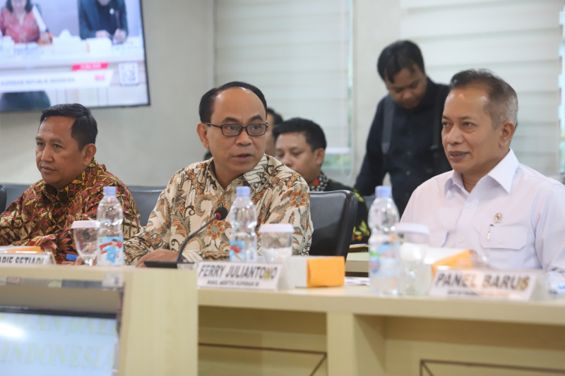 Komite IV DPD gelar raker dengan Menteri Koperasi Budi Arie membahas Koperasi Merah Putih (Ashar/SinPo.id)