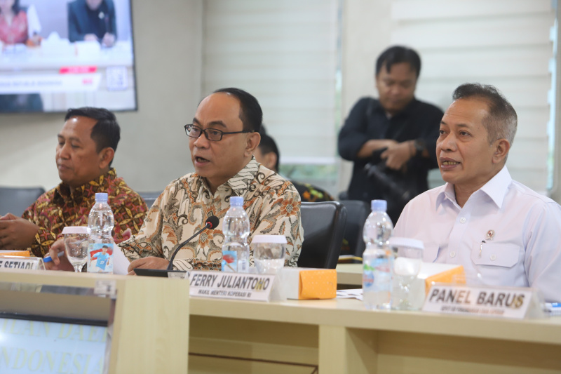Komite IV DPD gelar raker dengan Menteri Koperasi Budi Arie membahas Koperasi Merah Putih (Ashar/SinPo.id)