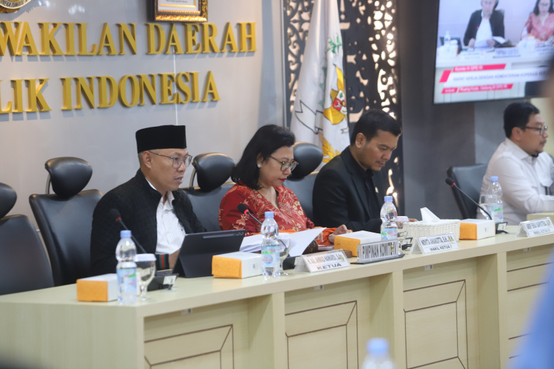 Komite IV DPD gelar raker dengan Menteri Koperasi Budi Arie membahas Koperasi Merah Putih (Ashar/SinPo.id)